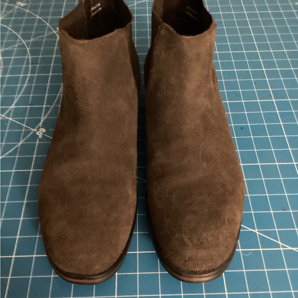 Men's Classic Brown Suede Chukka Boots
